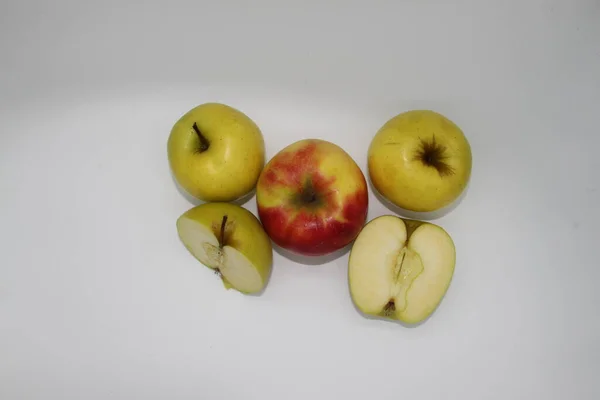 Beyaz Arka Planda Altın Kırmızı Elmaları Bir Bütün Olarak Kestik — Stok fotoğraf
