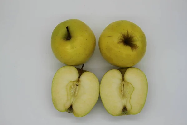 Manzanas Doradas Enteras Cortadas Mitades Sobre Fondo Blanco — Foto de Stock