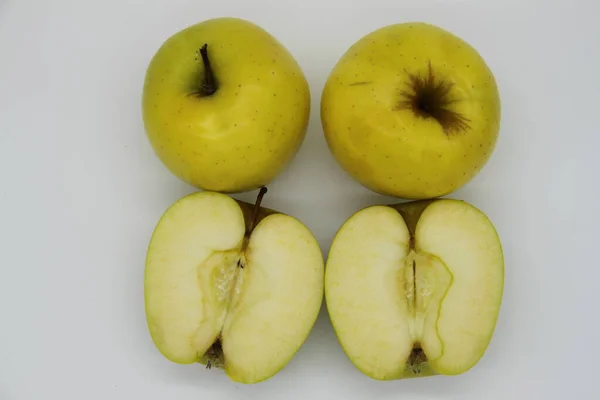Manzanas Doradas Enteras Cortadas Mitades Sobre Fondo Blanco — Foto de Stock