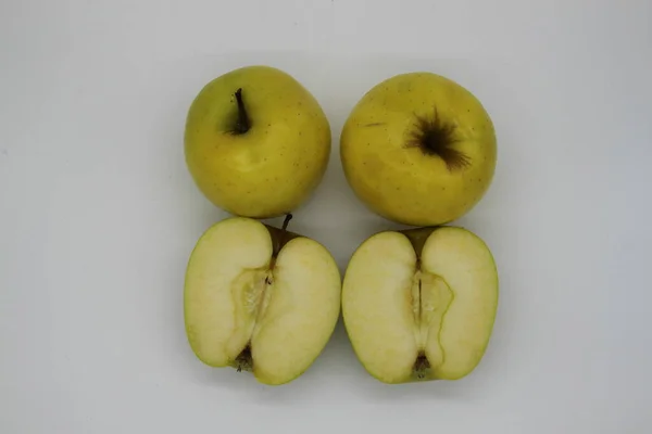 Manzanas Doradas Enteras Cortadas Mitades Sobre Fondo Blanco — Foto de Stock