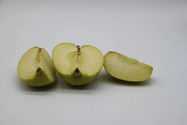Goldener Apfel Halbiert Und Vierteln Auf Weißem Hintergrund — Stockfoto