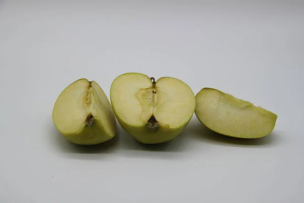 Gouden Appel Tweeën Gesneden Kwartjes Witte Achtergrond — Stockfoto