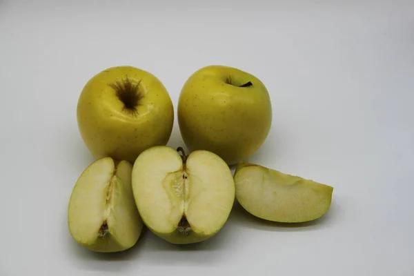 Goldene Äpfel Ganz Und Halbiert Und Vierteln Auf Weißem Hintergrund — Stockfoto