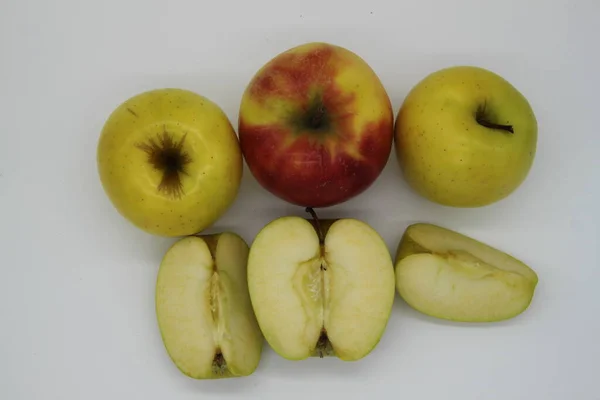 Manzanas Doradas Rojas Enteras Cortadas Cuartos Medio Sobre Fondo Blanco — Foto de Stock