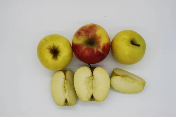 Manzanas Doradas Rojas Enteras Cortadas Cuartos Medio Sobre Fondo Blanco — Foto de Stock