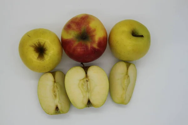 Złote Czerwone Jabłka Całości Pocięte Ćwierćdolarówki Pół Białym Tle — Zdjęcie stockowe