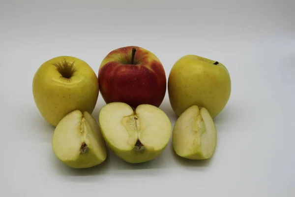 Χρυσά Και Κόκκινα Μήλα Ολόκληρα Και Κομμένα Τέταρτα Και Μισά — Φωτογραφία Αρχείου