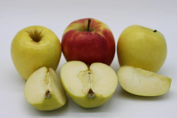 Χρυσά Και Κόκκινα Μήλα Ολόκληρα Και Κομμένα Τέταρτα Και Μισά — Φωτογραφία Αρχείου