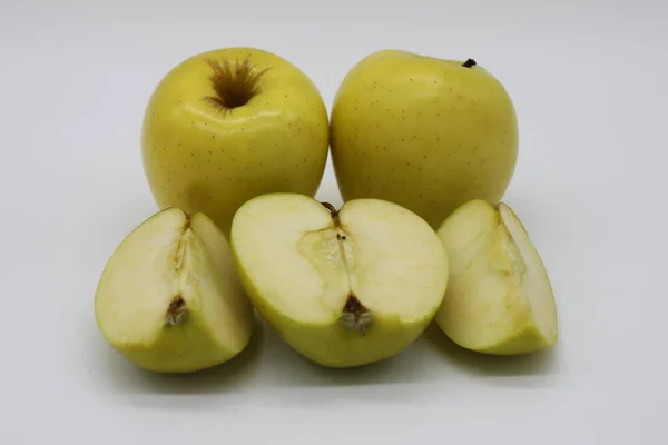 Manzana Dorada Entera Cortada Cuartos Medio Sobre Fondo Blanco — Foto de Stock