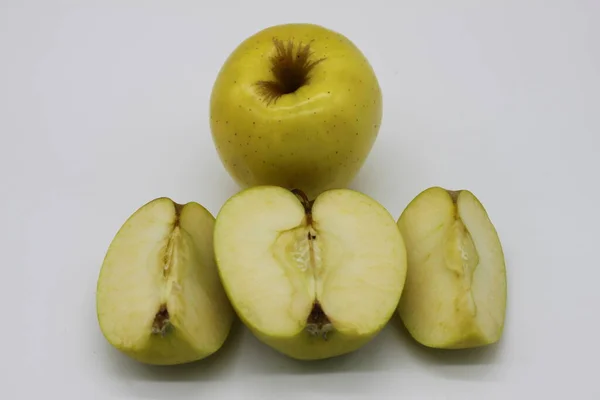 Zlaté Jablko Celé Krájené Čtvrtiny Půl Bílém Pozadí — Stock fotografie