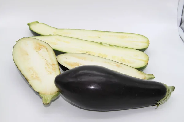 Äggplanta Och Zucchini Skuren Halvor Vit Bakgrund — Stockfoto