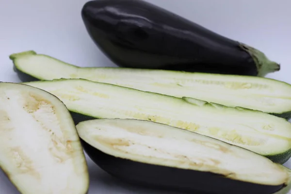 Auberginen Und Zucchini Halbiert Auf Weißem Hintergrund — Stockfoto