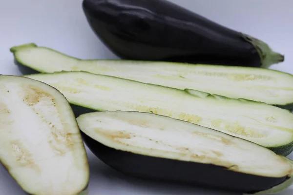 Auberginen Und Zucchini Halbiert Auf Weißem Hintergrund — Stockfoto