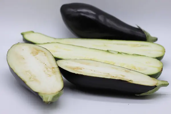 Äggplanta Och Zucchini Skuren Halvor Vit Bakgrund — Stockfoto