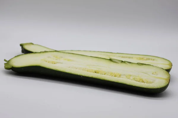 Zucchini Halbiert Auf Weißem Hintergrund — Stockfoto