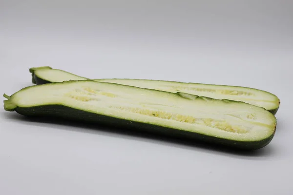 Zucchine Tagliate Metà Fondo Bianco — Foto Stock