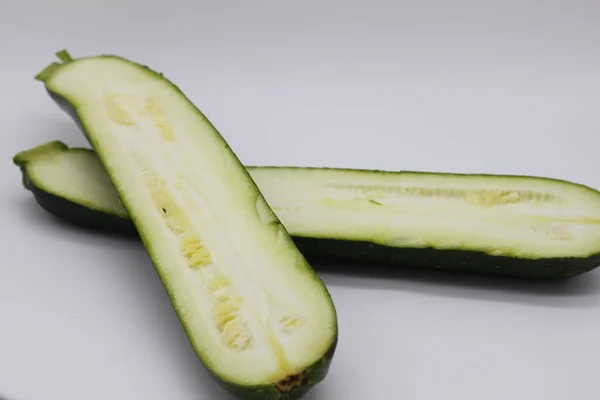 Zucchini Halbiert Auf Weißem Hintergrund — Stockfoto