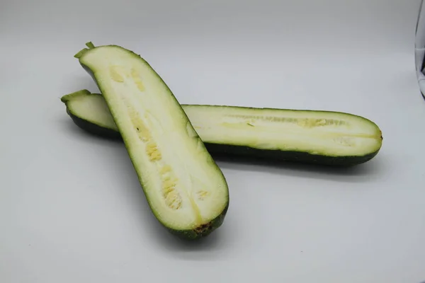 Zucchine Tagliate Metà Fondo Bianco — Foto Stock