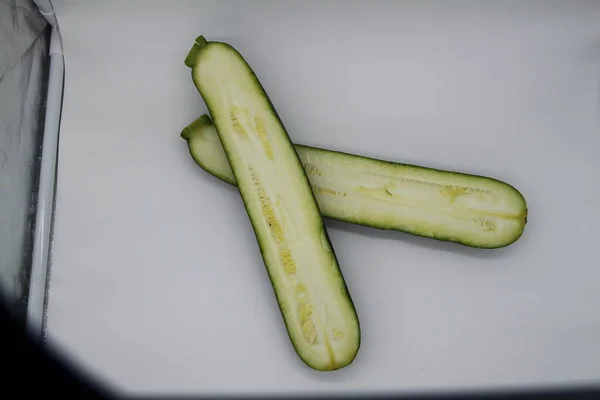 Zucchine Tagliate Metà Fondo Bianco — Foto Stock