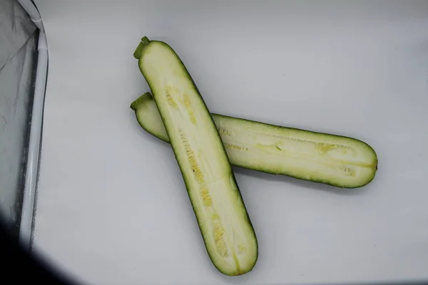 Zucchini Halbiert Auf Weißem Hintergrund — Stockfoto