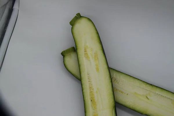 Zucchine Tagliate Metà Fondo Bianco — Foto Stock