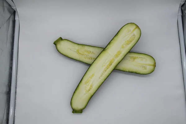 Zucchini Halbiert Auf Weißem Hintergrund — Stockfoto