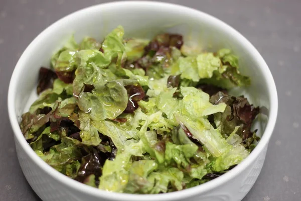 Salat Und Zwiebelsalat — Stockfoto