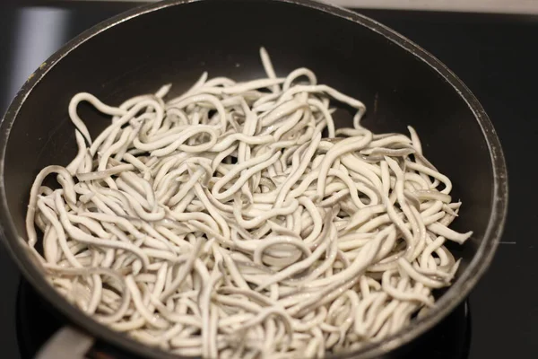 Geleneksel İspanyol yemekleri. Tavada yağ birikintisi