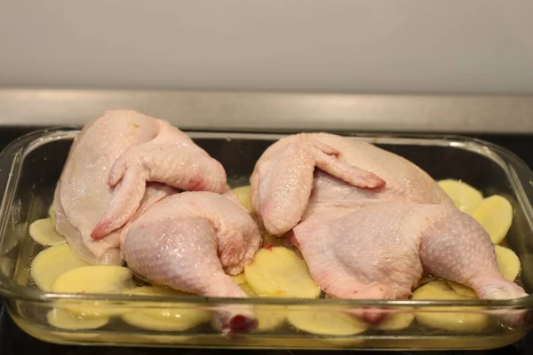 Pollo Crudo Una Bandeja Con Patatas —  Fotos de Stock