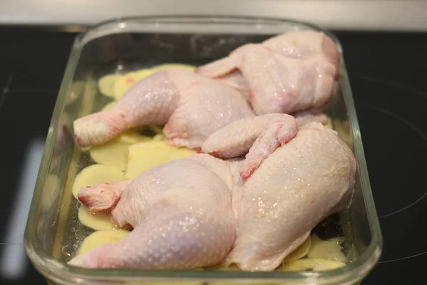 Frango Cru Uma Bandeja Com Batatas — Fotografia de Stock