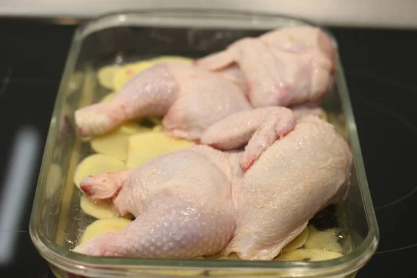 Pollo Crudo Una Bandeja Con Patatas —  Fotos de Stock