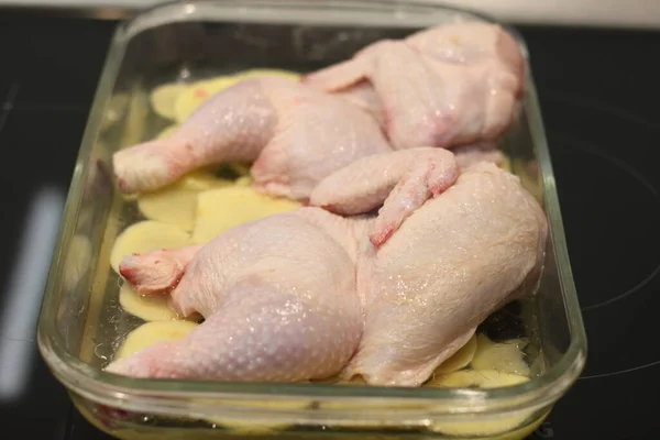 Pollo Crudo Una Bandeja Con Patatas —  Fotos de Stock