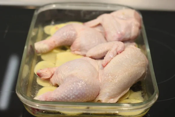 Pollo Crudo Una Bandeja Con Patatas —  Fotos de Stock