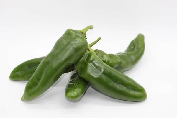 Groene Paprika Geïsoleerd Witte Achtergrond — Stockfoto