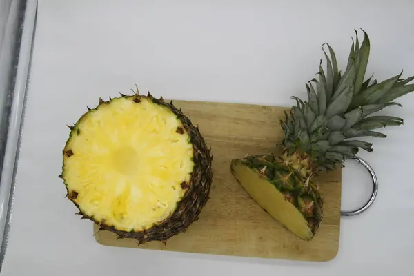 Ananas Scheiben Geschnitten Auf Holzschneidebrett — Stockfoto