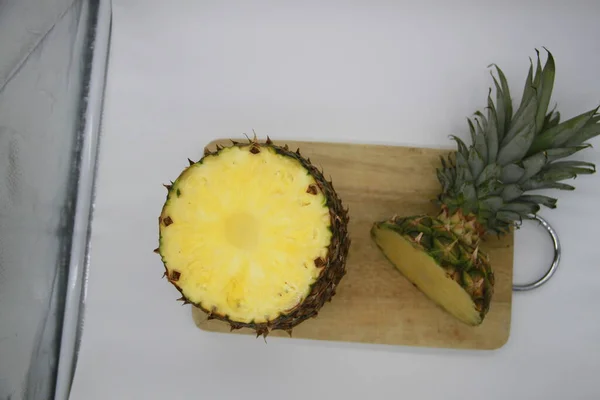 Ananas Scheiben Geschnitten Auf Holzschneidebrett — Stockfoto