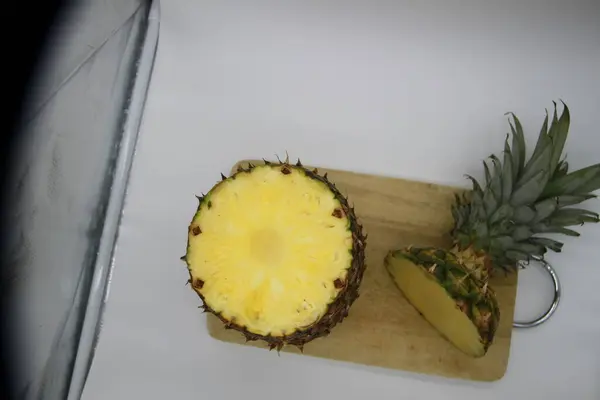 Ananas Scheiben Geschnitten Auf Holzschneidebrett — Stockfoto