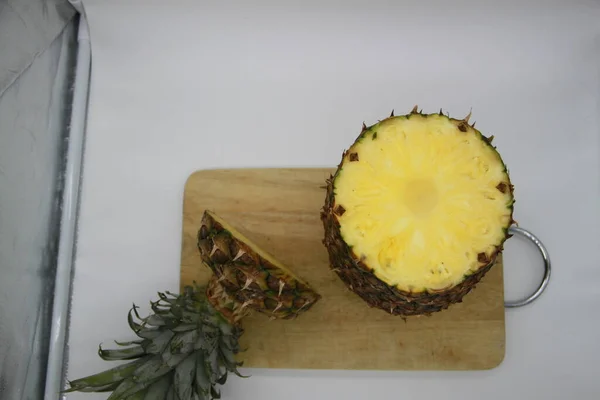 Ananas Scheiben Geschnitten Auf Holzschneidebrett — Stockfoto