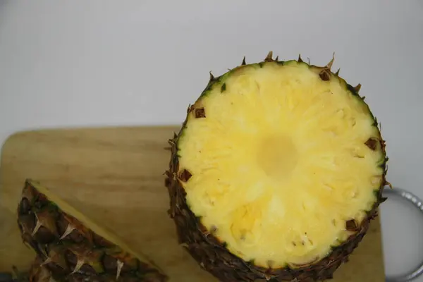 Ananas Scheiben Geschnitten Auf Holzschneidebrett — Stockfoto
