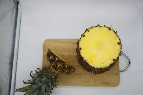Owoce Ananasa Krojone Drewnianej Desce Krojenia — Zdjęcie stockowe