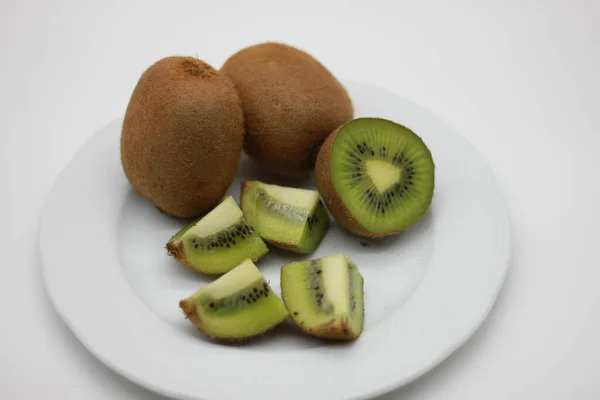 Buah Kiwi Diiris Terisolasi Latar Belakang Putih — Stok Foto