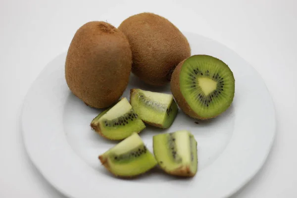 Buah Kiwi Diiris Terisolasi Latar Belakang Putih — Stok Foto