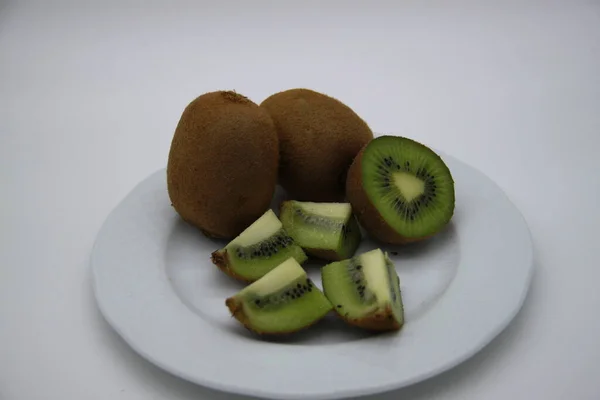 Plasterki Owoców Kiwi Izolowane Białym Tle — Zdjęcie stockowe