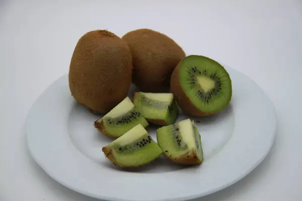 Buah Kiwi Diiris Terisolasi Latar Belakang Putih — Stok Foto