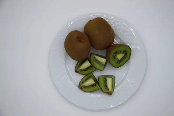 Buah Kiwi Diiris Terisolasi Latar Belakang Putih — Stok Foto