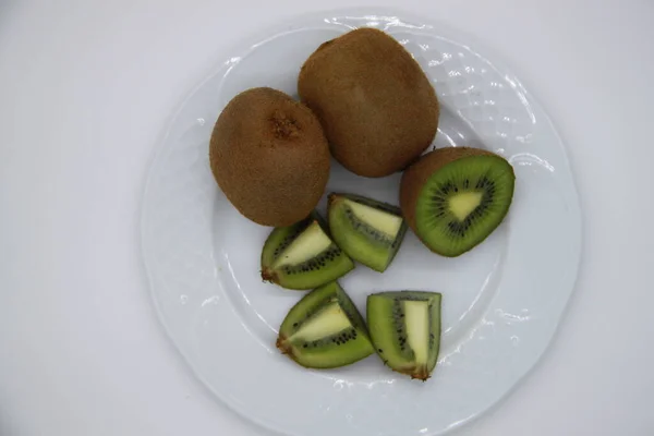 Buah Kiwi Diiris Terisolasi Latar Belakang Putih — Stok Foto