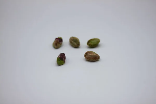 Pistachos Pelados Aislados Sobre Fondo Blanco —  Fotos de Stock