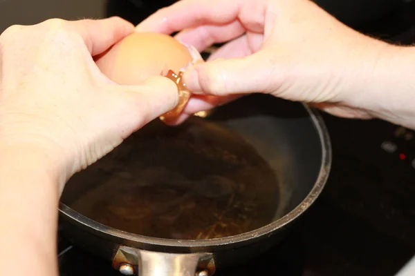 Quebrar Ovo Para Fritá Uma Panela — Fotografia de Stock