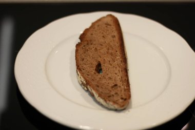 Tabakta kızarmış çavdar ekmeği.