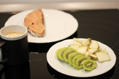 Taze meyve, tost ve sütlü kahve.